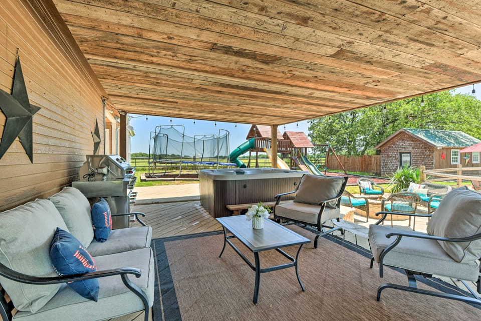 2 Home Retreat on 29 Acres: ‘Sunset Ranch’ House in Texas