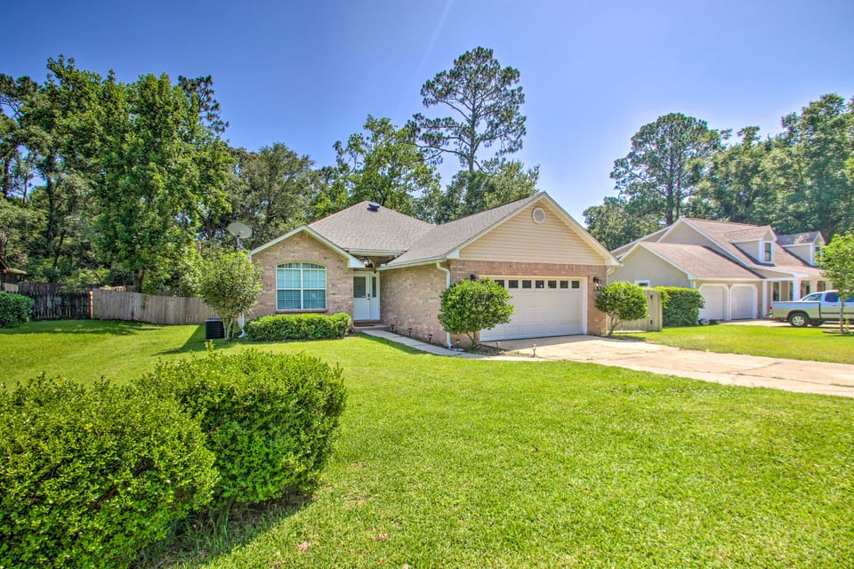 Cozy-Modern Pensacola Home: Large Yard, Grill House in Pensacola