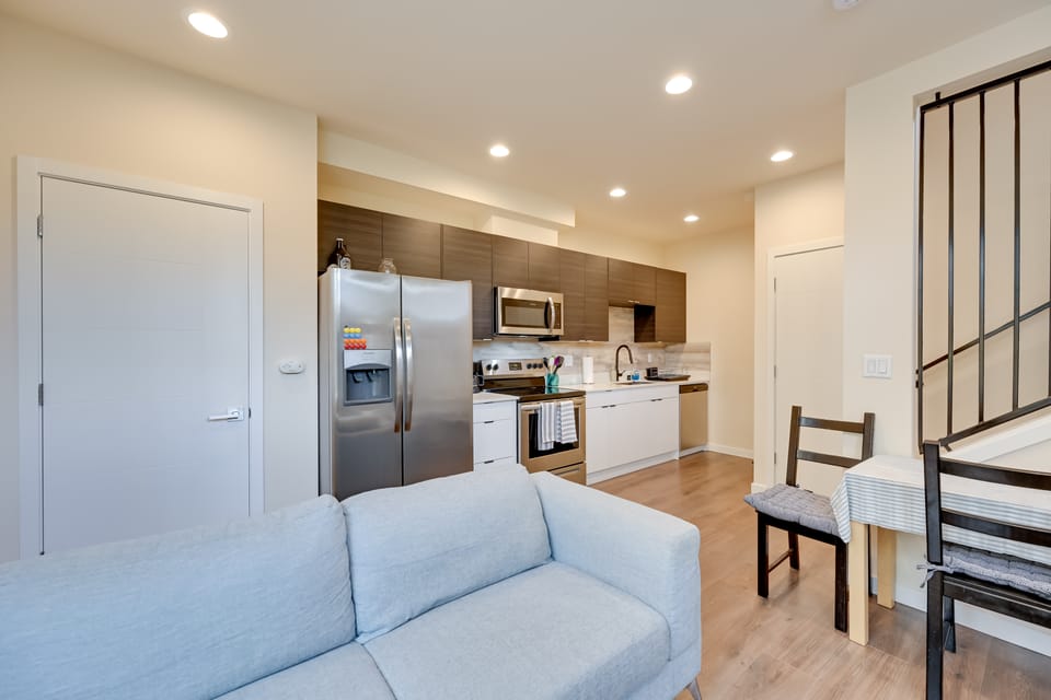 7 Mi to Dtwn Seattle: Townhome w/ Rooftop Deck Apartment in Seattle