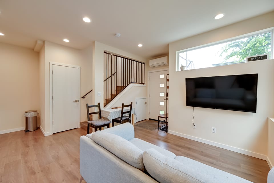 7 Mi to Dtwn Seattle: Townhome w/ Rooftop Deck Apartment in Seattle