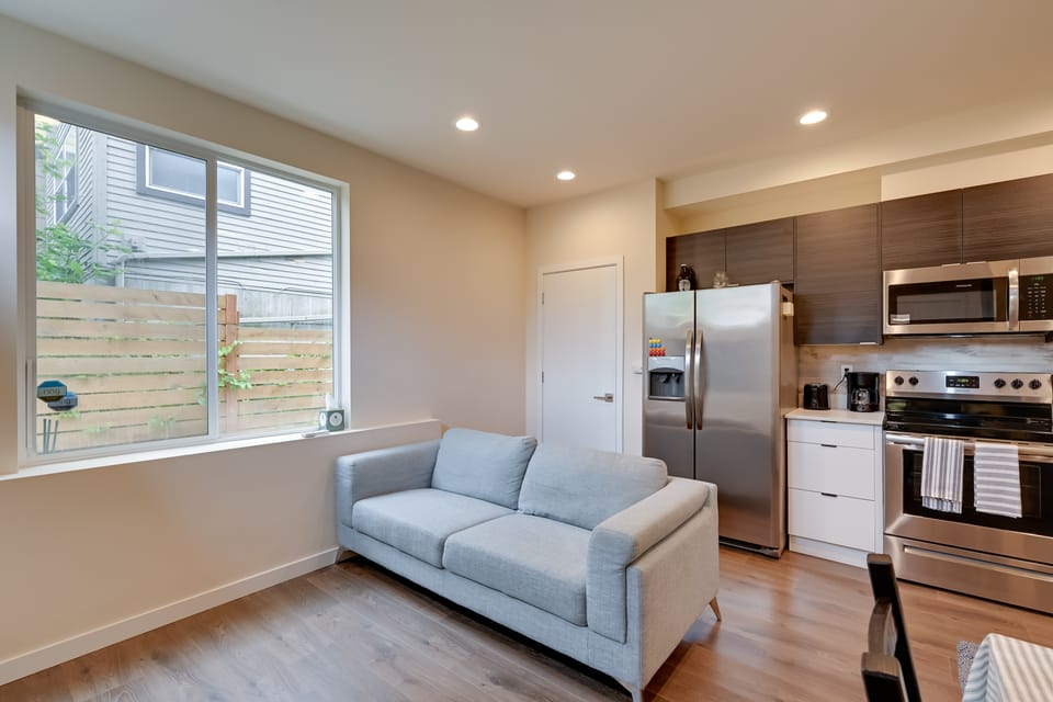7 Mi to Dtwn Seattle: Townhome w/ Rooftop Deck Apartment in Seattle