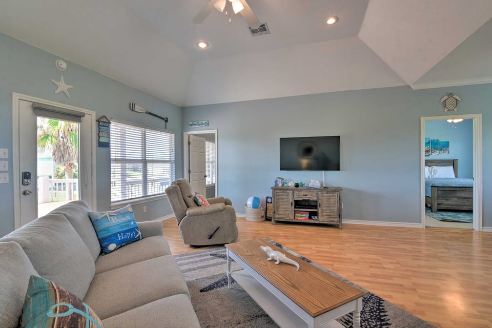 Deck & Grill: Walkable Crystal Beach House! House in Bolivar Peninsula