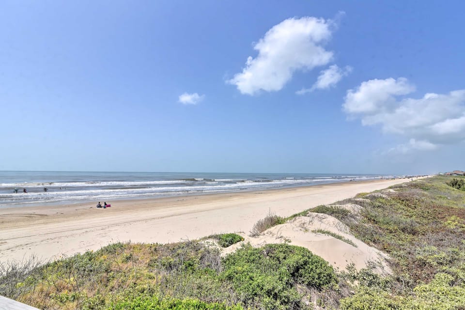 Deck & Grill: Walkable Crystal Beach House! House in Bolivar Peninsula