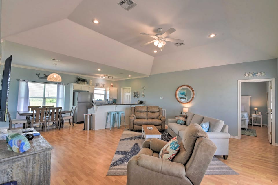 Deck & Grill: Walkable Crystal Beach House! House in Bolivar Peninsula