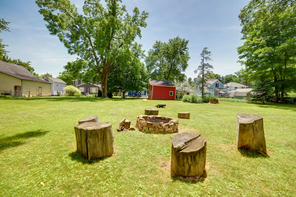 BBQ, Fire Pit & Yard: Family Home in Adrian House in Ohio