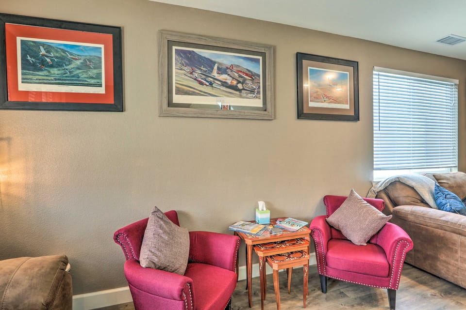 Air Racing Decor, Hot Tub: Sparks Home! House in Sparks