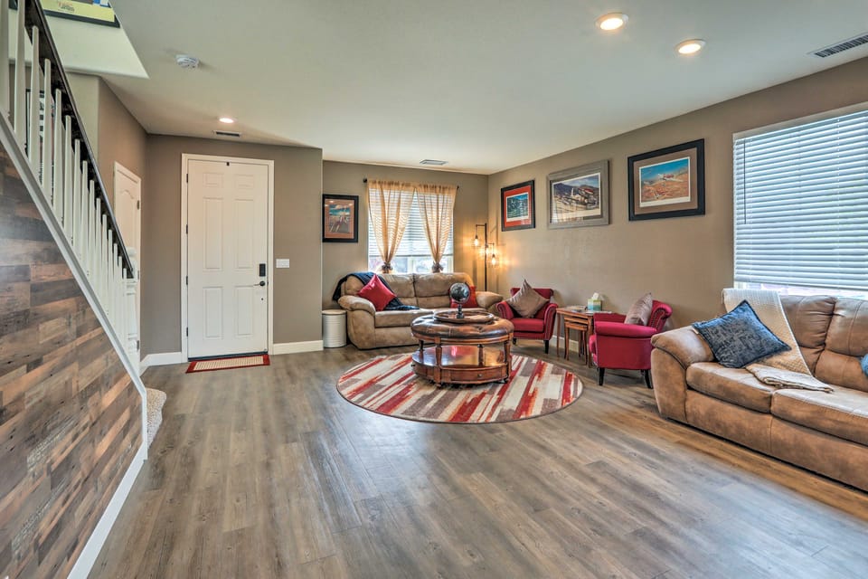 Air Racing Decor, Hot Tub: Sparks Home! House in Sparks