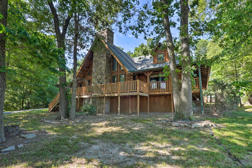 ‘Country Cabin’ w/ Wraparound Deck & Views! House in Arkansas