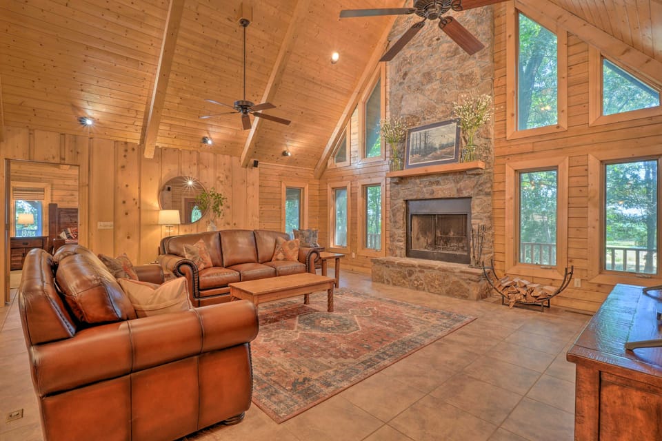 ‘Country Cabin’ w/ Wraparound Deck & Views! House in Arkansas