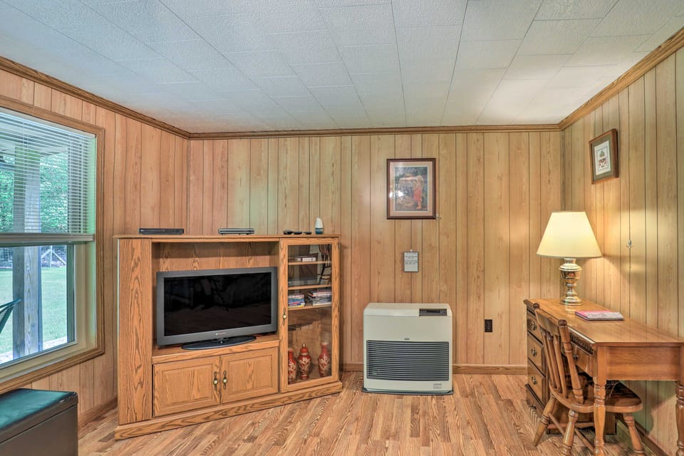 Bonfires & BBQs! Creekside Retreat in Marshall House in North Carolina