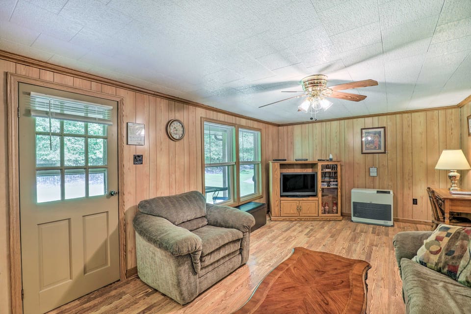 Bonfires & BBQs! Creekside Retreat in Marshall House in North Carolina