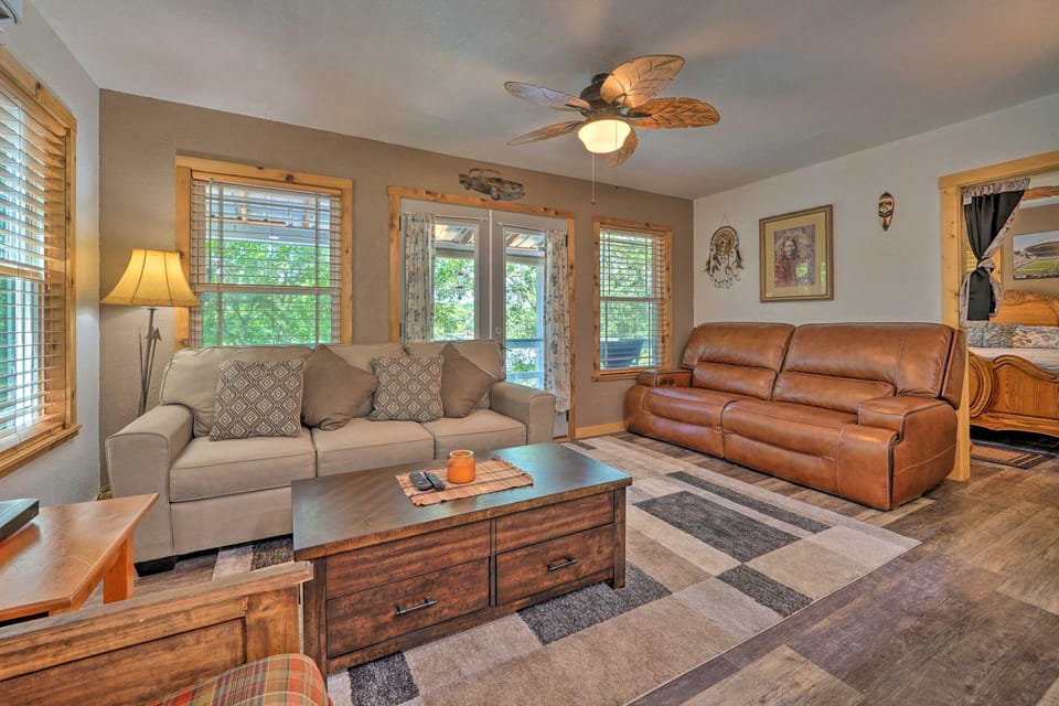 Waterfront Cottage in Fort Towson w/ 2 Decks! Cottage in Oklahoma