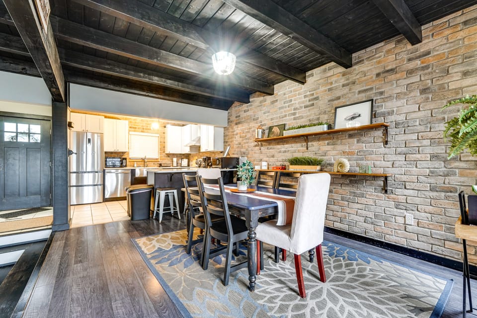 Mtn-View Gem w/ Deck & Hot Tub in Tannersville Apartment in Pocono Mountains
