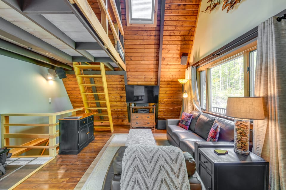 WFH-Friendly Cabin w/ Saltwater Hot Tub in Warren House in Warren