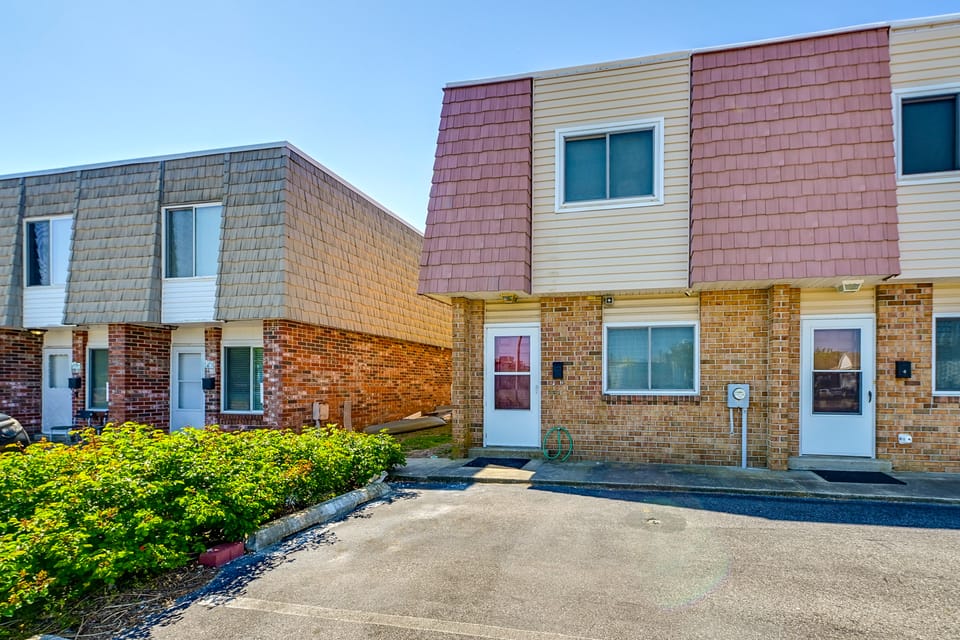 Deck w/ Canal Access: Ocean City Townhome Apartment in Ocean City