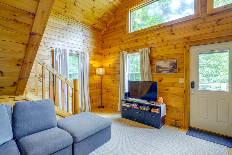 Cozy Boone Cabin w/ Deck: Close to Downtown! House in Watauga
