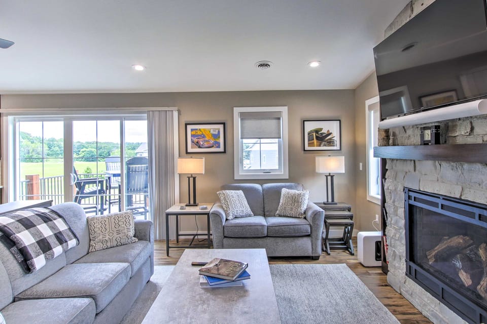 Chic Plymouth Townhome < 1 Mi to Road America Apartment in Wisconsin