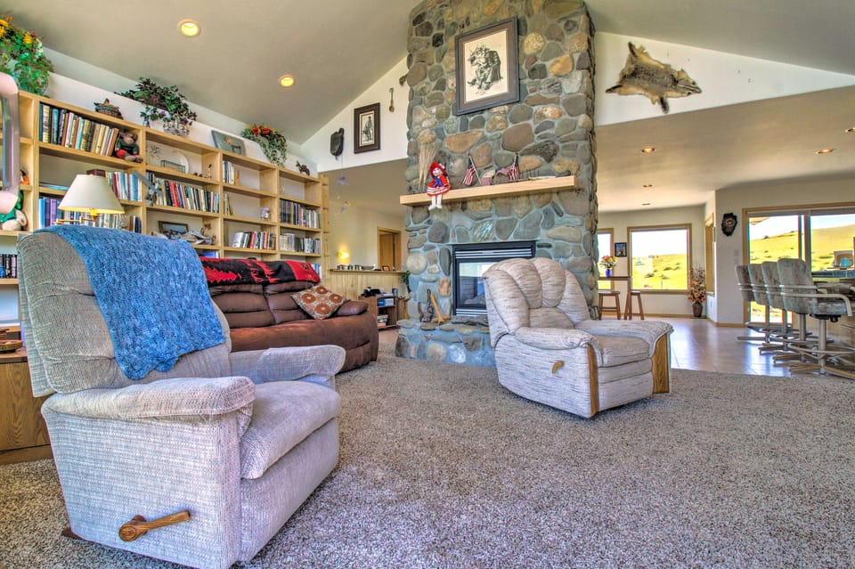 Sunny Big Timber Retreat w/ Spacious Deck! House in Montana