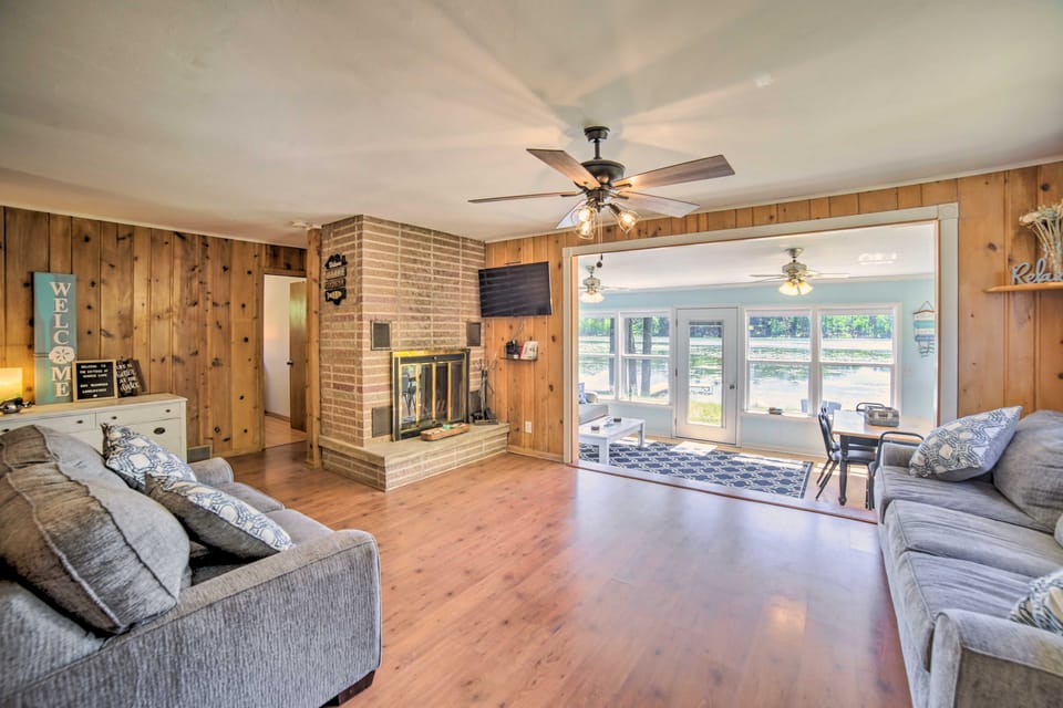 Lakefront Wisconsin Cottage w/ Dock & Hot Tub! Cottage in Wisconsin