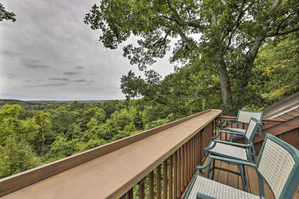 Private Guest House w/ Deck + Spectacular Views! Cottage in East Lyme