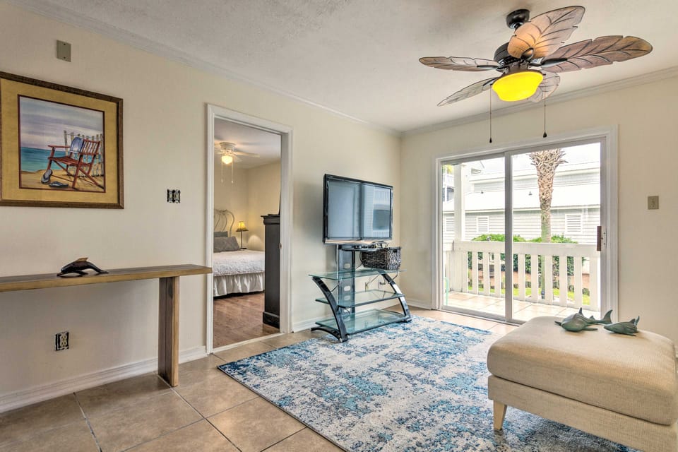 Fort Walton Beach Condo: Walk to Local Beach! Apartment in Okaloosa Island