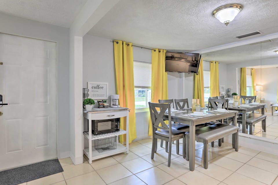Central Sarasota Home: 8 Mi to Siesta Key! House in Sarasota