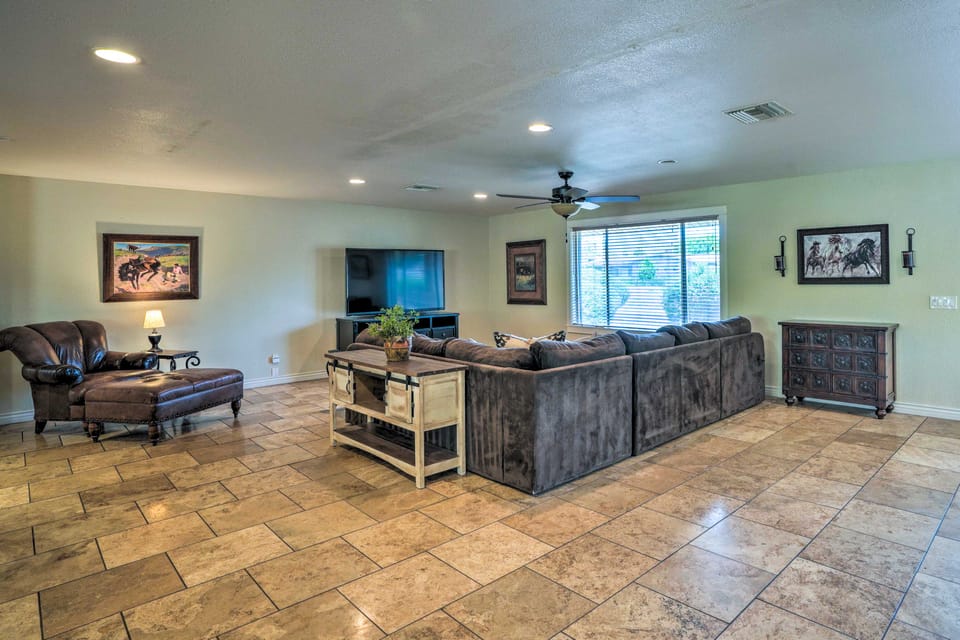 Game Room! Family Desert Getaway in Glendale House in Phoenix