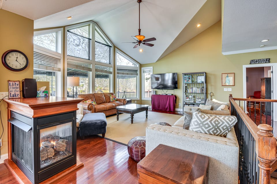 Waterfront Getaway w/ Fire Pit + Game Room! House in South Carolina