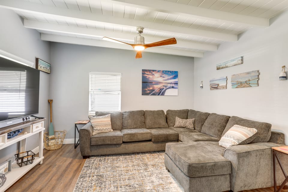 Bright Pinellas Park Getaway w/ Private Pool! House in Pinellas Park