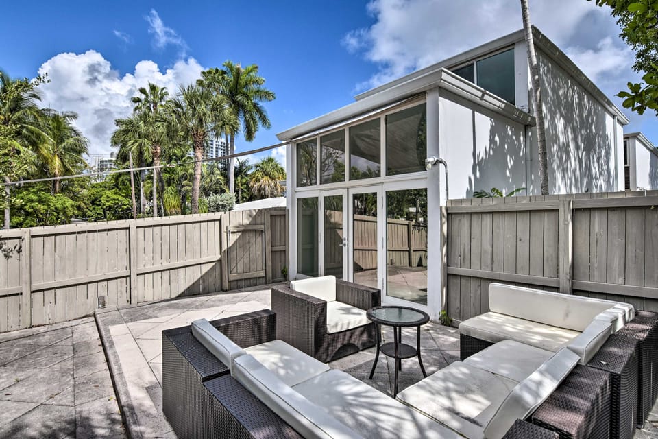 Canal-Front Condo: Walk to Downtown Ft Lauderdale! Apartment in Fort Lauderdale