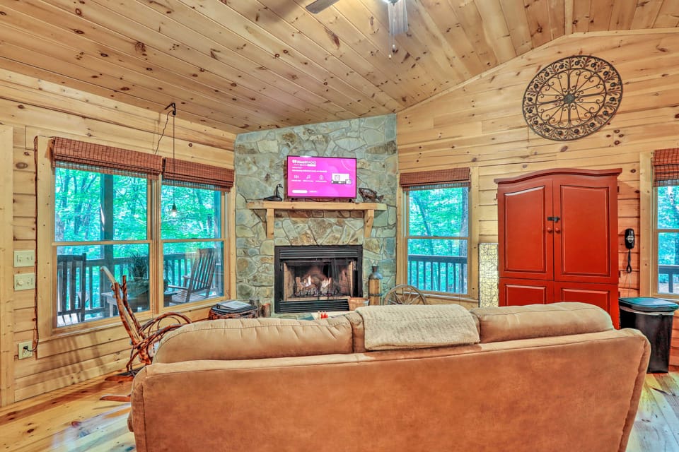 'Bigfoot's Hideout' in Blue Ridge w/ Hot Tub! House in Georgia