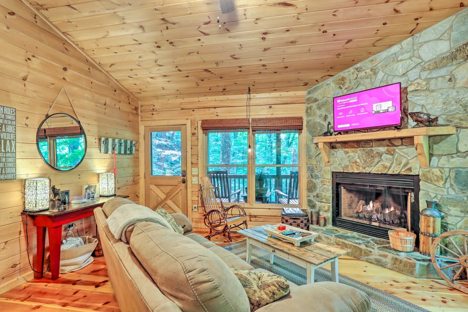 'Bigfoot's Hideout' in Blue Ridge w/ Hot Tub! House in Georgia