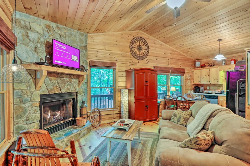 'Bigfoot's Hideout' in Blue Ridge w/ Hot Tub! House in Georgia