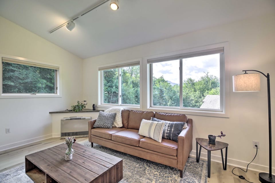 Airy & Bright Hideaway Near Smugglers' Notch! Apartment in Cambridge