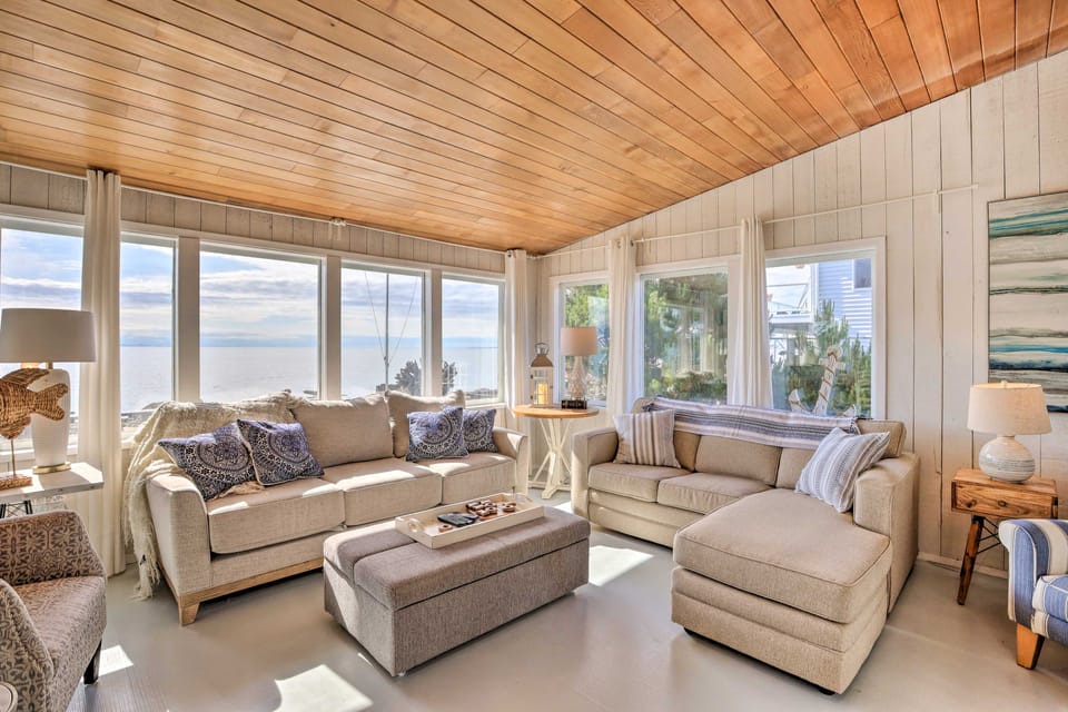 Waterfront Ferndale Home: Deck + Beach Access House in Washington