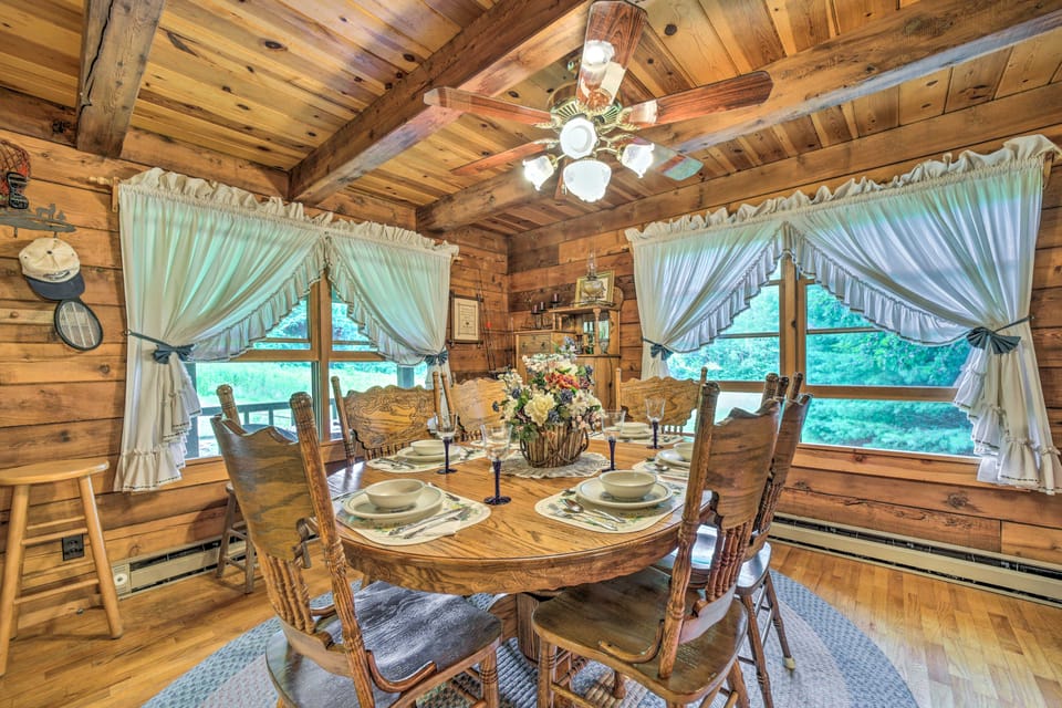 Scenic Creekside Cabin w/ Wraparound Porch! House in Tennessee