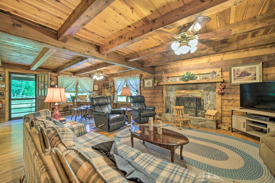 Scenic Creekside Cabin w/ Wraparound Porch! House in Tennessee