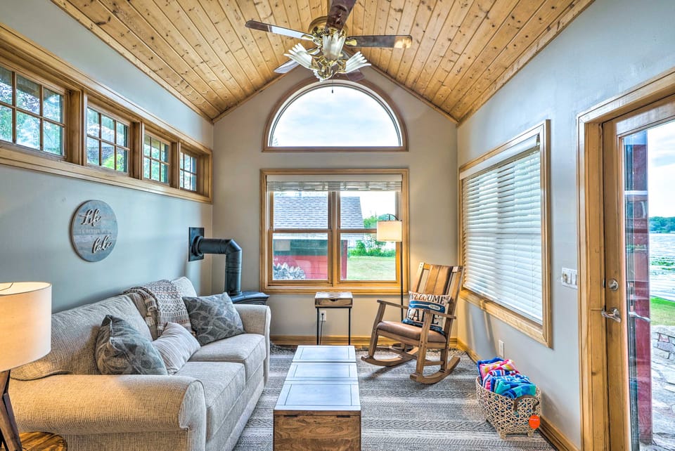 Waterfront Mound Retreat w/ Dock & Lake Access! House in Mound