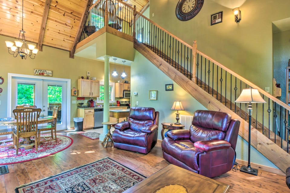 3 Mi to Museums: Smoky Mountains Cabin w/ Deck House in Tennessee