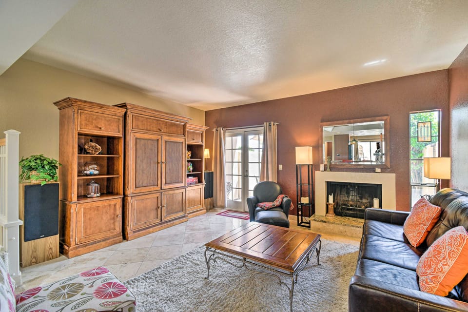 Golf Course Views, Hot Tub Access: Phoenix Home! Apartment in Phoenix