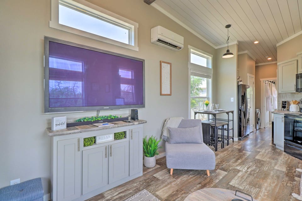 Modern ‘Sunset Cabin’ w/ Wood Fire Pit! House in Texas