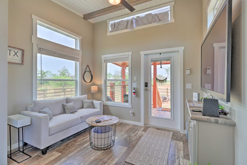 Modern ‘Sunset Cabin’ w/ Wood Fire Pit! House in Texas