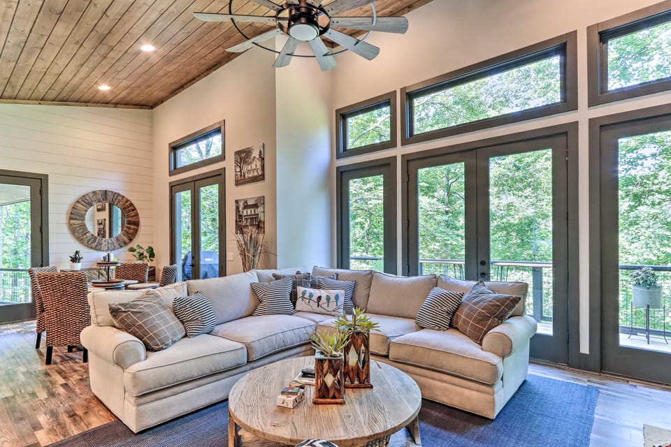Ellijay Cabin Escape: Hot Tub & Fire Pit! House in Georgia