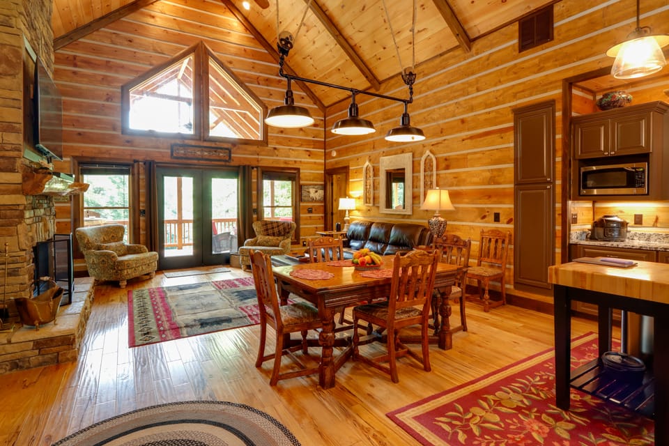 Spacious Blue Ridge Cabin w/ Private Hot Tub! House in Georgia
