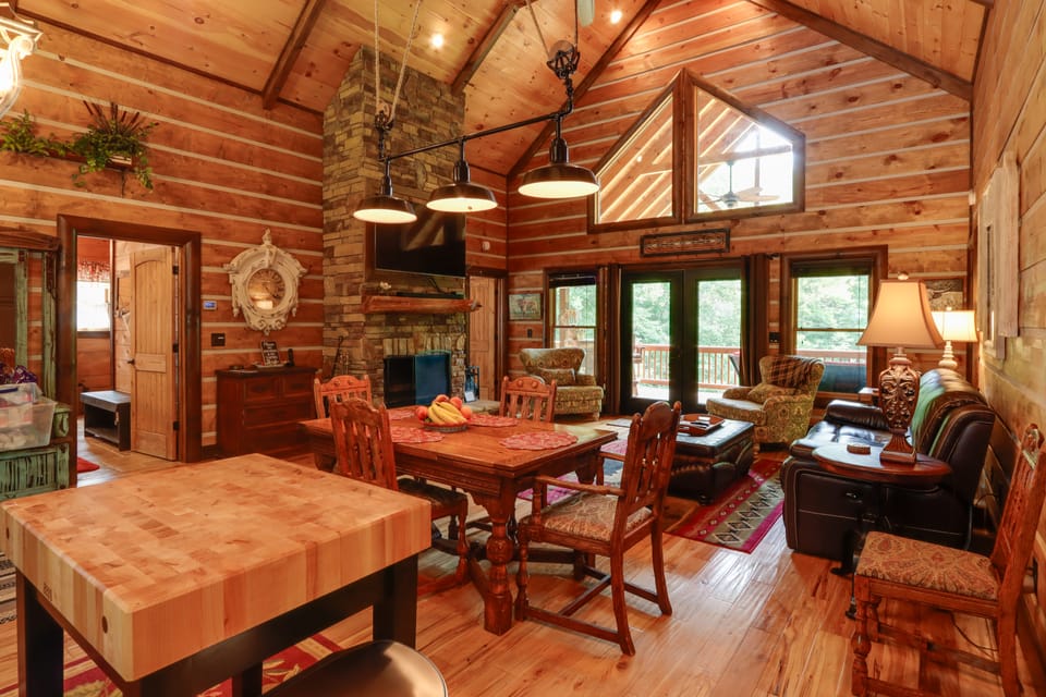 Spacious Blue Ridge Cabin w/ Private Hot Tub! House in Georgia