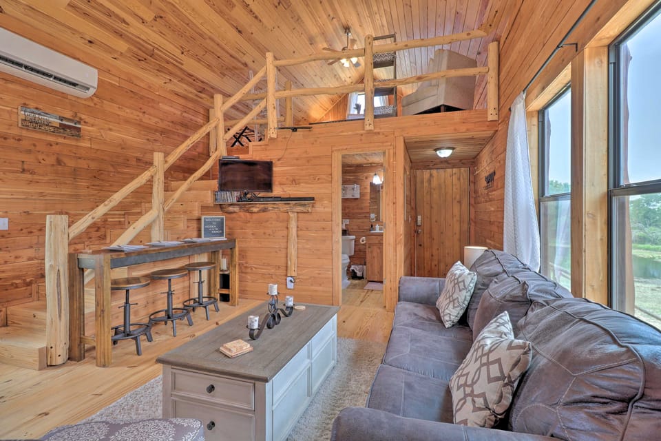 Chic Thorndale Cabin w/ Fire Pit & Fishing Pond House in Texas