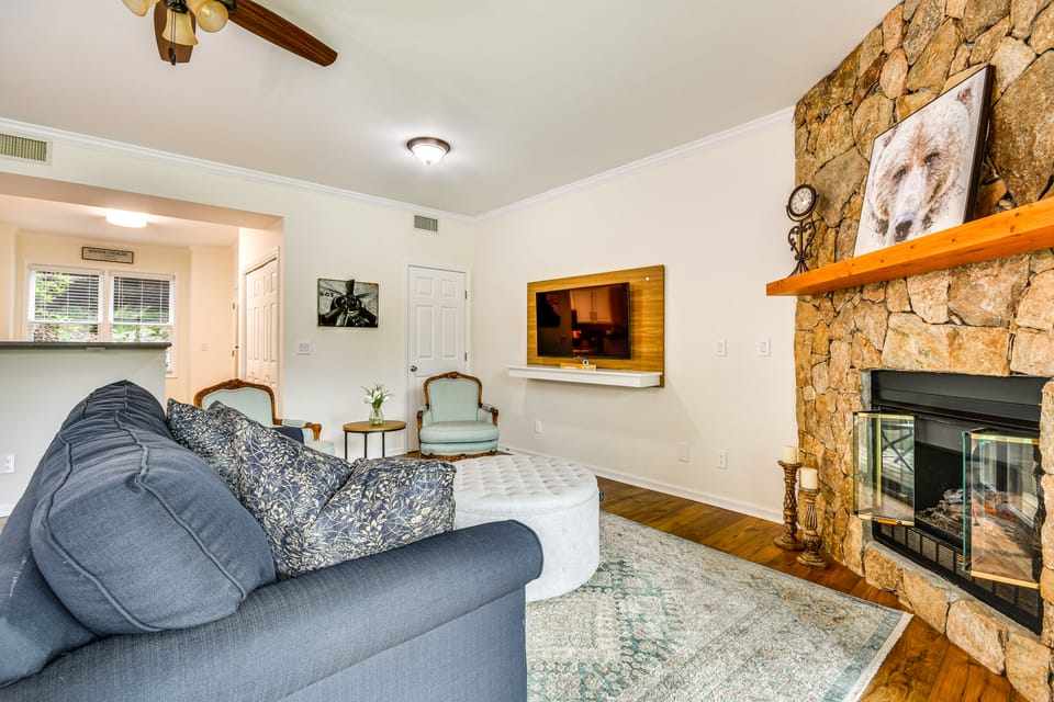 Golfer's Oasis! Mtn Cabin w/ Balcony in Burnsville Apartment in Tennessee