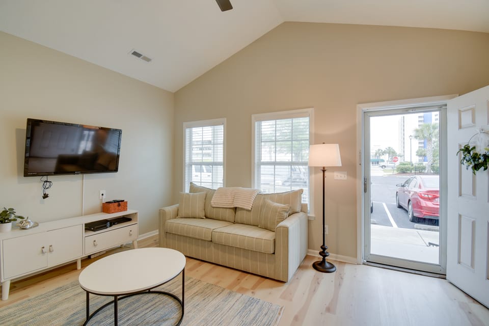 Walk to Ocean: Myrtle Beach Home w/ Pool Access Cottage in Myrtle Beach
