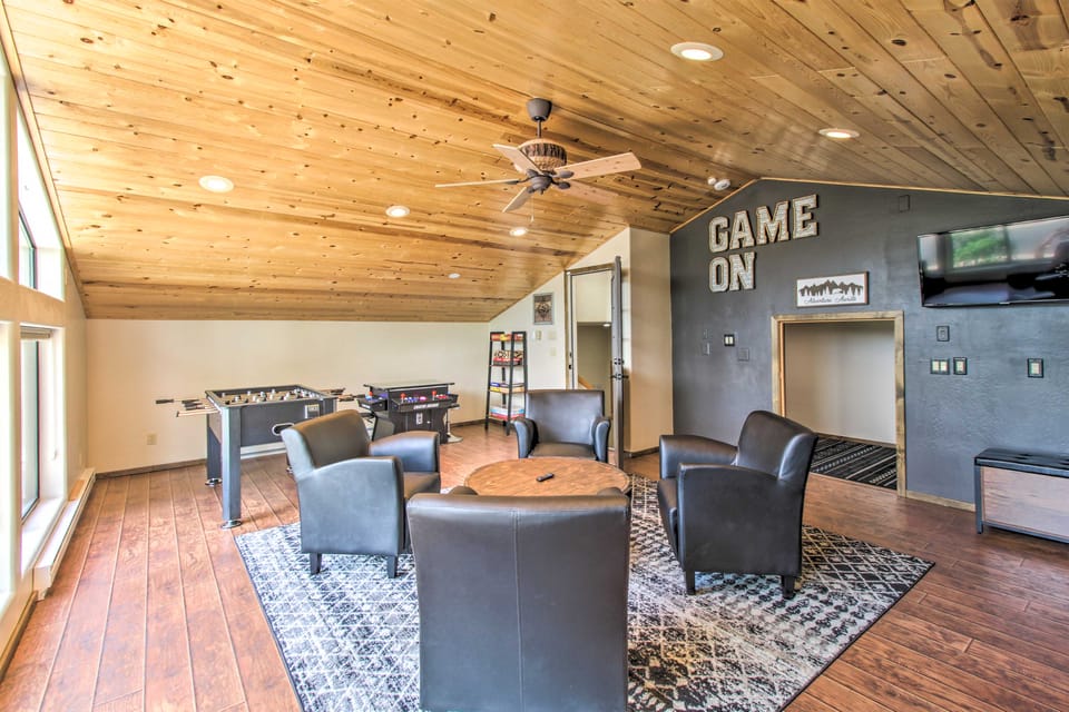 Hot Tub & Game Room: All-Season Pinetop Cabin House in Pinetop-Lakeside