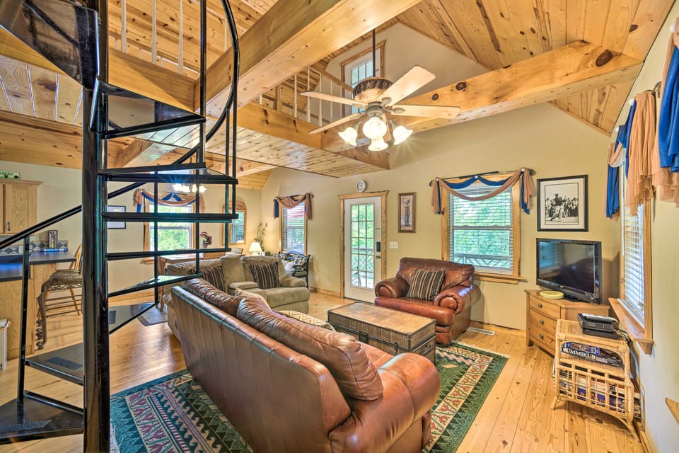 Golfer's Retreat at Kudzu Cove Cabins Resort House in Guntersville Lake